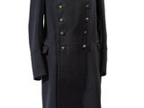 un manteau militaire noir orné d'une bande rouge au niveau du col