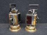 deux lampes à gaz anciennes posées sur une table