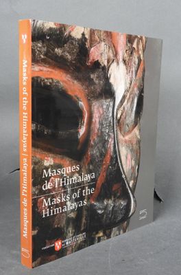 la couverture d'un livre sur laquelle figure l'image d'un masque