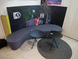 deux tables et un canapé dans une pièce où est accroché un tableau au mur