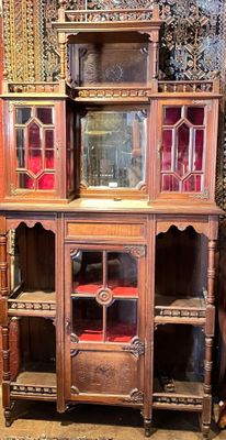 une armoire en bois avec des portes vitrées et des étagères