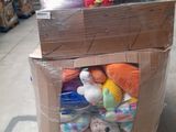 une boîte en carton remplie de peluches dans un entrepôt