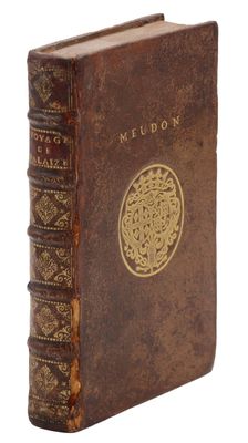 un vieux livre orné d'un médaillon doré sur la couverture