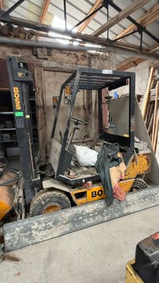 un chariot élévateur garé dans un garage