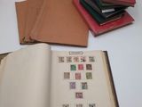 un grand nombre de livres posés sur une table