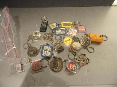 Lot DE Porte Clefs + Pin'S .