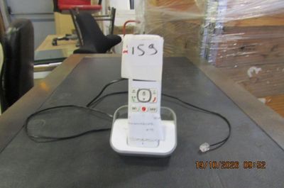 un téléphone posé sur une table dans une pièce
