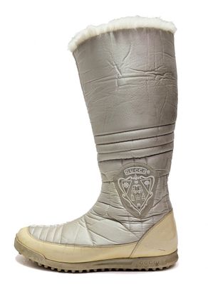 Ces bottes sont en cuir et leur tige est doublée de fourrure.