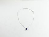 Le collier est composé de fil d'argent et de perles de verre bleues.
