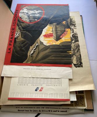 une boîte de livres posée sur une table recouverte de papiers