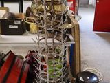 une photo d'une pièce où se trouvent tout un tas d'objets par terre