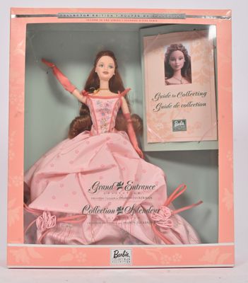 La poupée Barbie se trouve dans une boîte rose sur laquelle figure une image.