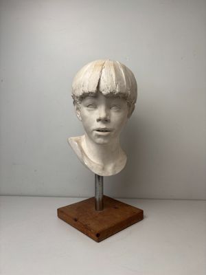 buste en marbre représentant un jeune garçon, posé sur un socle en bois