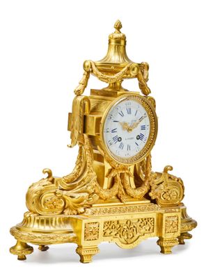 une horloge en or posée sur une table