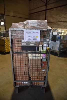 un chariot contenant de nombreux cartons dans un entrepôt