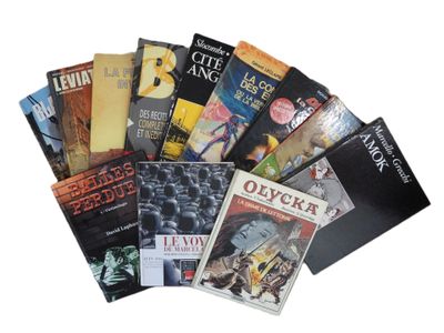 un grand nombre de livres posés sur une table