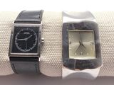 deux montres posées l'une sur l'autre sur une serviette