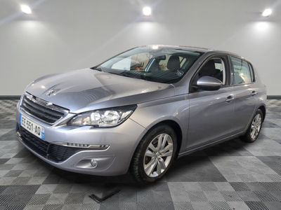 la voiture argentée est garée dans le garage sur le sol en damier