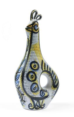 un vase orné d'un oiseau sur fond blanc