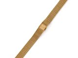 un bracelet en maille dorée muni d'un fermoir, sur fond blanc