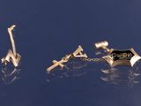 deux paires de boutons de manchette et une croix sur un fond bleu