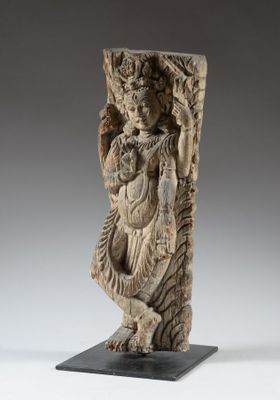 l'image d'une statue de femme tenant un oiseau