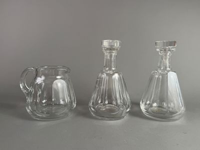 trois vases en verre posés l'un à côté de l'autre sur une table