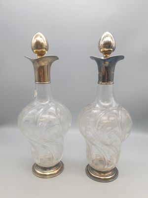 paire de vases anciens en verre taillé et laiton, sur socle