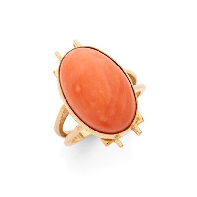 une bague ovale en corail et or, signée Van Cleef