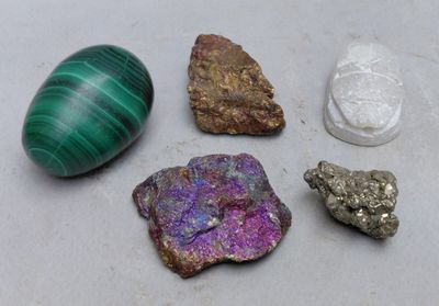 some rocks and stones are sitting on a table next to each other