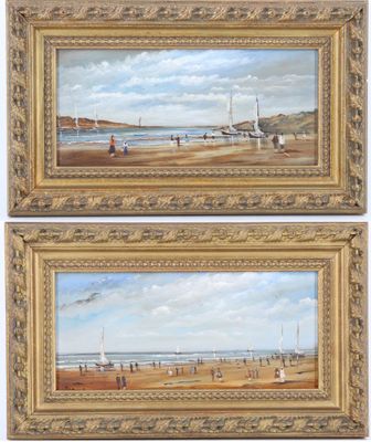 une paire de peintures à l'huile représentant une scène de plage avec des bateaux sur l'eau