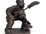 une statue représentant un homme tenant un seau et un balai