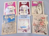 Plusieurs vieilles bandes dessinées sont alignées sur une table