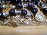 plusieurs types de bijoux sur une table en bois