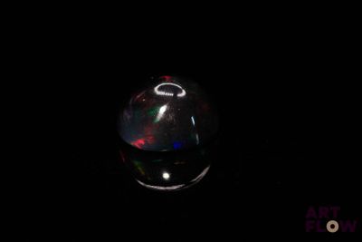 une boule de verre posée dans l'obscurité