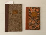 deux livres posés sur une table