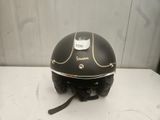 un casque posé sur une table