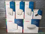 quatre cartons d'appareils électroménagers « Smart » de Bosch posés sur une table