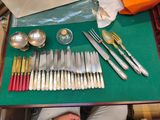 un homme allongé sur une table sur laquelle se trouve un assortiment de couverts