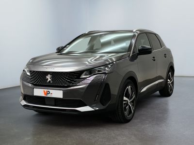 vue de face d'un SUV de couleur sombre garé dans une pièce