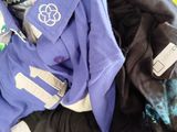 une pile de vêtements sur une table