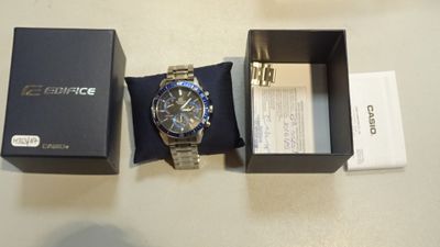 une montre qui se trouve dans une boîte sur une table