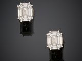 une paire de boucles d'oreilles en émeraude et diamant