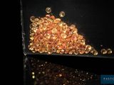 un tas de perles dorées sur une surface noire