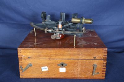 une petite boîte en bois sur laquelle est posée une petite machine
