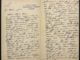 un vieux livre écrit posé sur une table