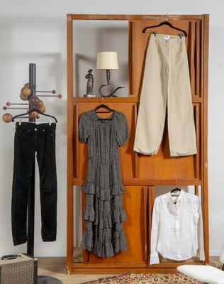 une photo d'un placard avec des vêtements suspendus à des cintres