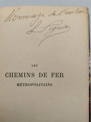 un vieux livre écrit posé sur une table