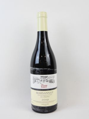 la bouteille de vin est posée sur la table, prête à être consommée