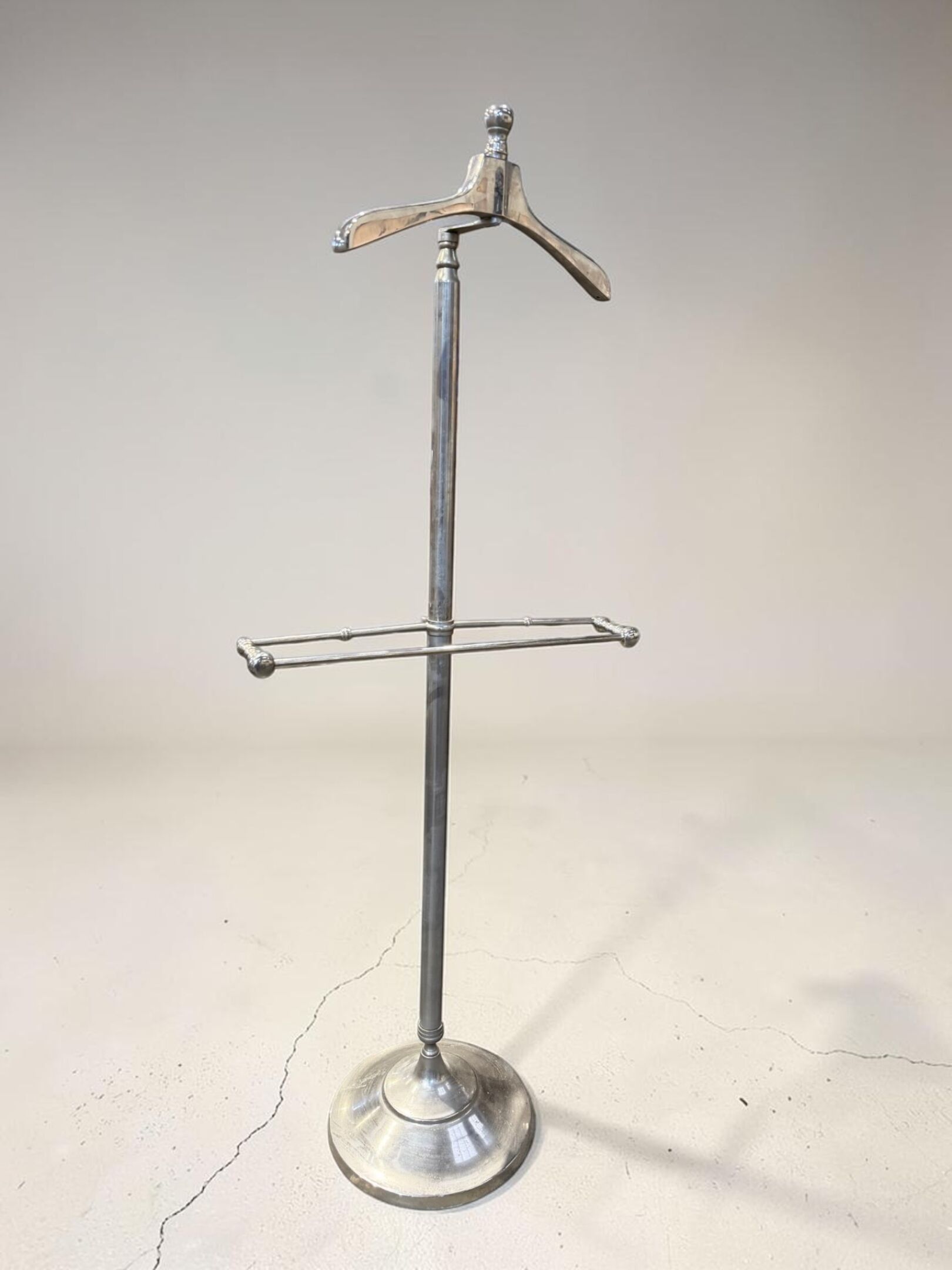 Valet porte-serviette en métal.